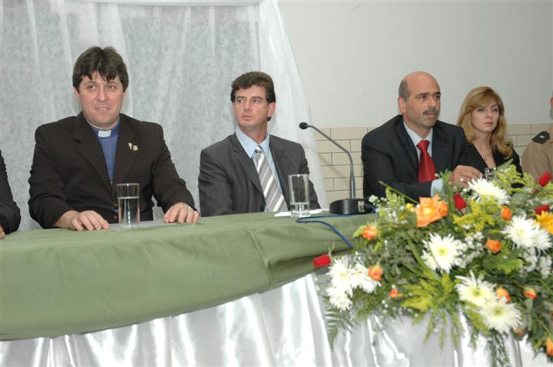 Padre Marco Sabino, presidente CArlos Eduardo Pirani, Prefeito FArid Madi e Deputada Haifa Madi