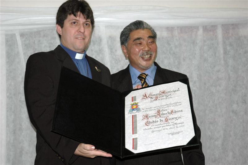 Padre Marco Sabino recebe Título do vereador Ituo Sato