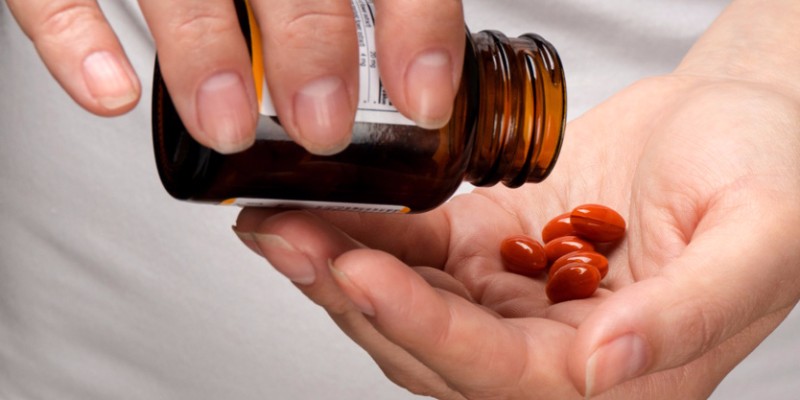 20171026_automedicacao-e-autocuidado-entenda-a-diferenca-no-balcao-da-farmacia