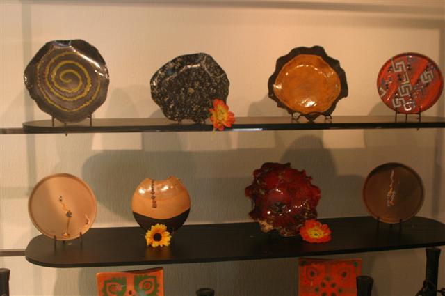Pratos em cerâmica da artista Odete Melo