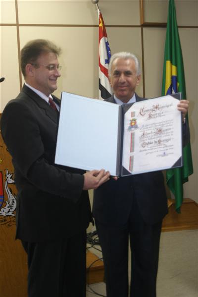 Vereador Paulo Piasenti entrega título a Misiara