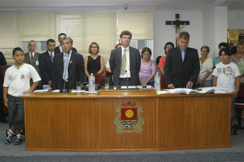 Vereadors e alunos durante cerimônia de posse